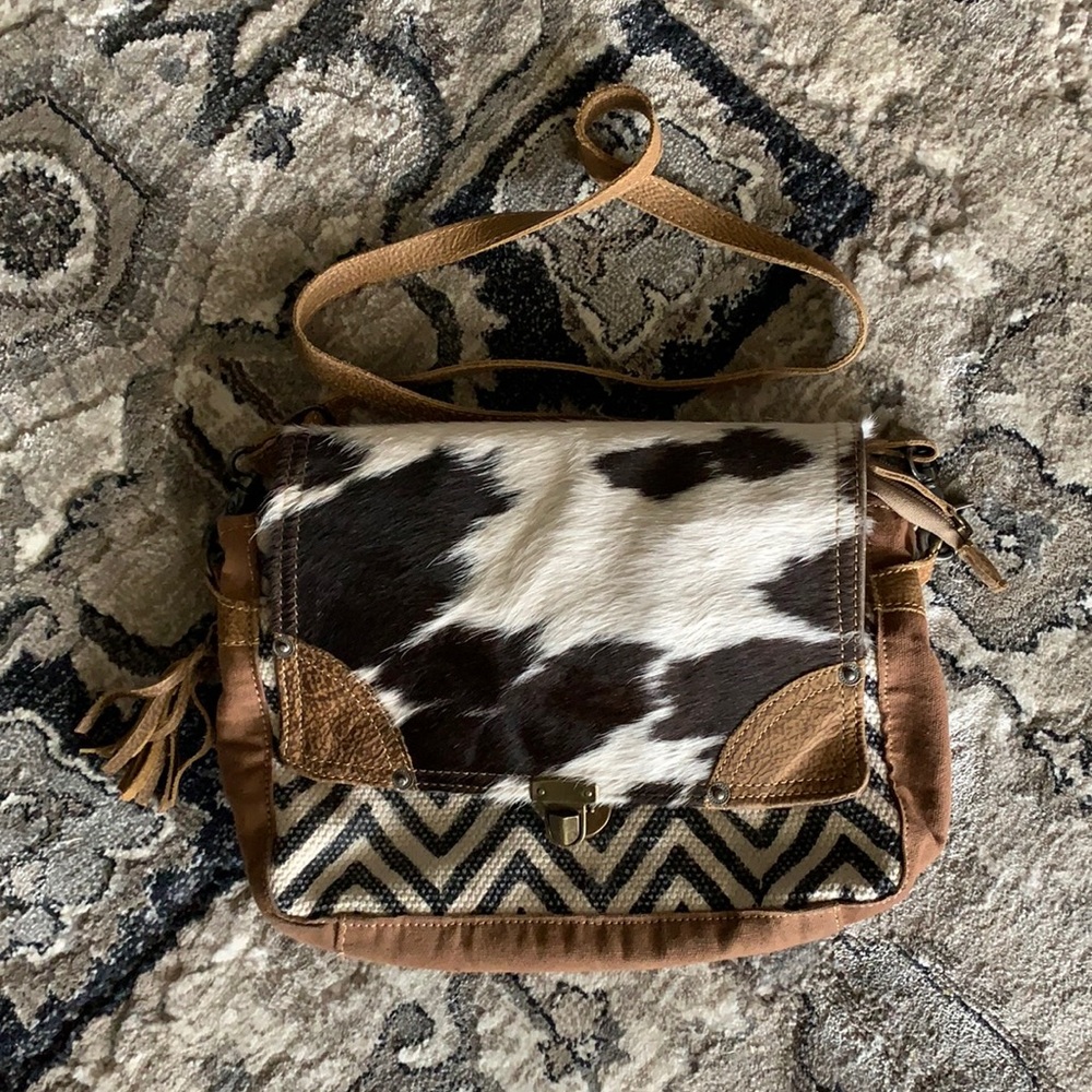 Myra Bag. Cross body medium sized purse